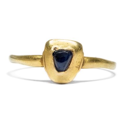 Mittelalterlicher Goldring mit Saphir, sog. Pie Dish Ring, um 1320 Mittelalterlicher Goldring mit Saphir, sog. Pie Dish Ring, um 1320