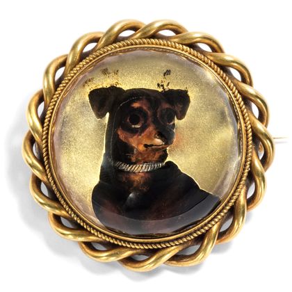 Viktorianischer Essex Crystal eines Terriers als Brosche & Anhänger, England um 1870 Viktorianischer Essex Crystal eines Terriers als Brosche & Anhänger, England um 1870