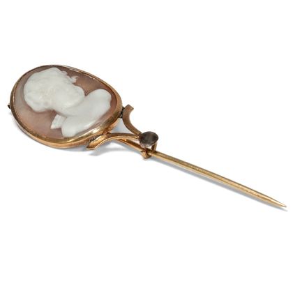 Antike, biedermeierliche Reversnadel mit bewaffnetem Cupido als Kamee, Rom um 1830 Antike, biedermeierliche Reversnadel mit bewaffnetem Cupido als Kamee, Rom um 1830