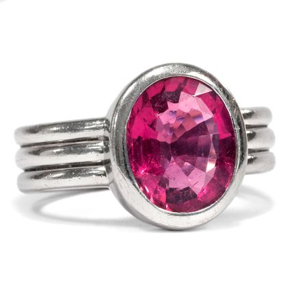 Hochwertiger, handgeschmiedeter Weißgoldring mit großem Rubellit, Deutschland um 2000 Hochwertiger, handgeschmiedeter Weißgoldring mit großem Rubellit, Deutschland um 2000