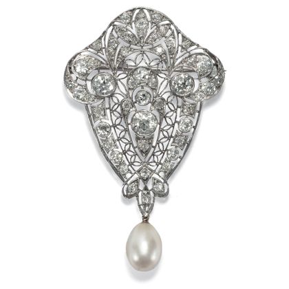 Wundervolle Platin-Brosche mit Naturperle & Diamanten, um 1910 Wundervolle Platin-Brosche mit Naturperle & Diamanten, um 1910