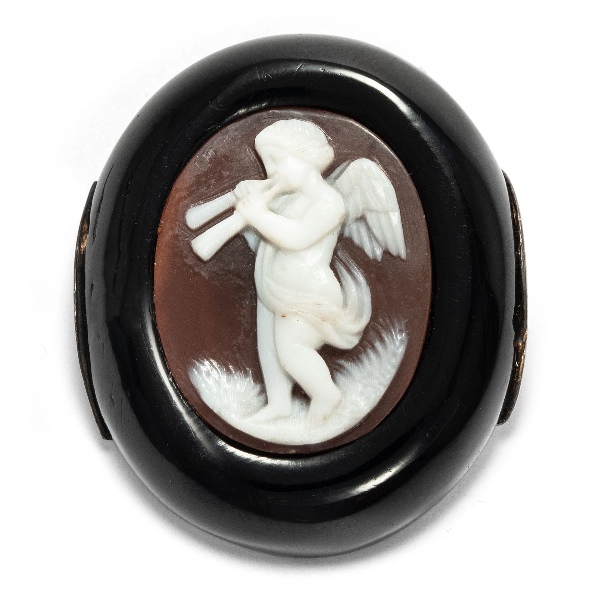 Viktorianische Jett-Brosche mit Muschelgemme mit Aulos-spielendem Putto, um 1880