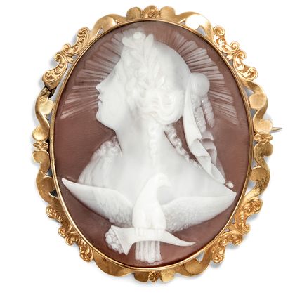 Große Muschelgemme mit Darstellung der Aurora in Gold, um 1850 Große Muschelgemme mit Darstellung der Aurora in Gold, um 1850