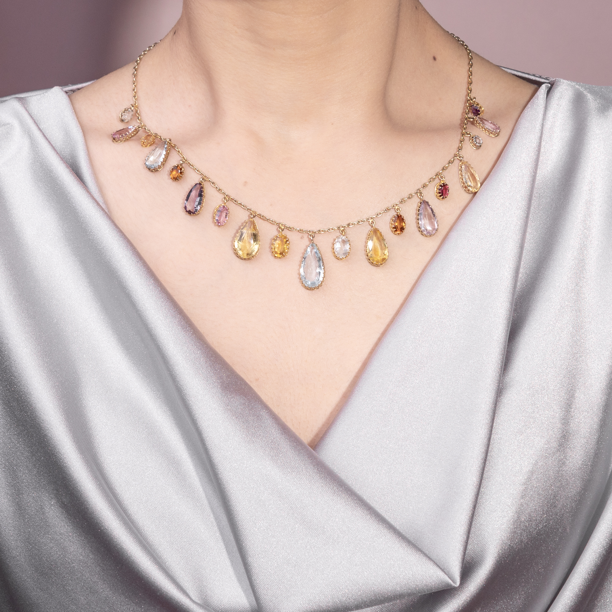 Antikes Harlekin-Collier mit pastellfarbenen Farbsteinen in Gold, um 1905 Antikes Harlekin-Collier mit pastellfarbenen Farbsteinen in Gold, um 1905