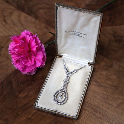 Kostbares Collier mit 3,15 ct Diamanten in Platin, Stewart Dawson, London um 1920 Kostbares Collier mit 3,15 ct Diamanten in Platin, Stewart Dawson, London um 1920