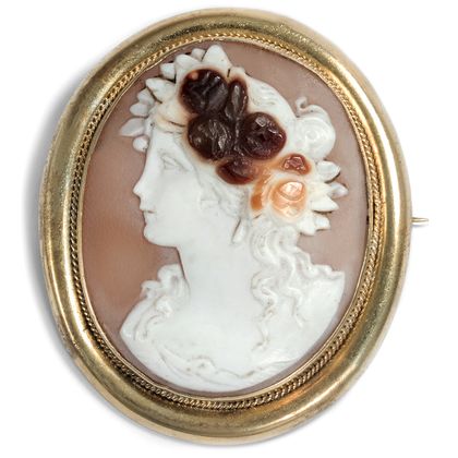 Viktorianische Muschelgemme der Flora als Brosche in Gold, um 1880 Viktorianische Muschelgemme der Flora als Brosche in Gold, um 1880