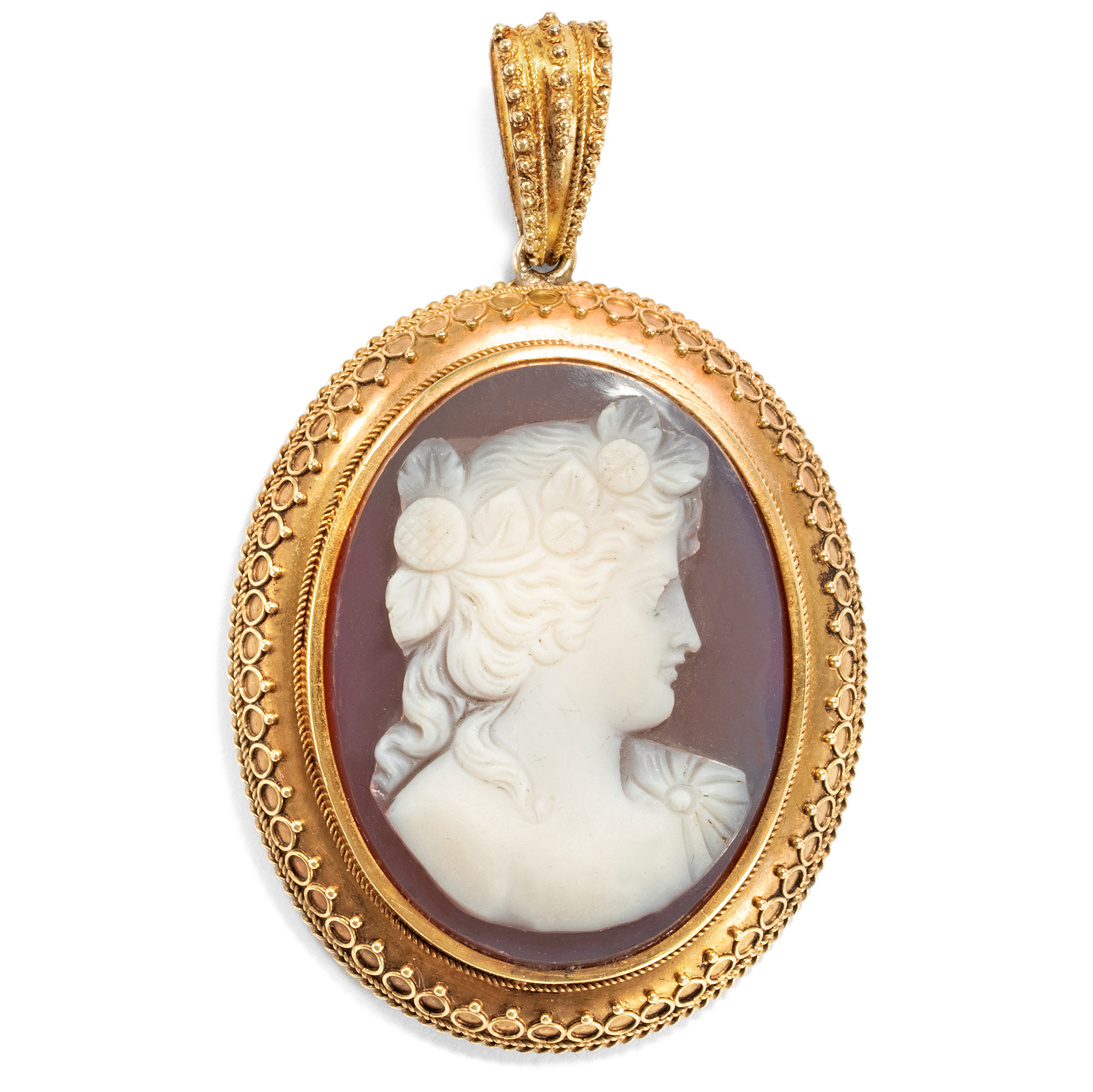 Large medallion pendant with layered agate cameo in gold, ca. 1870