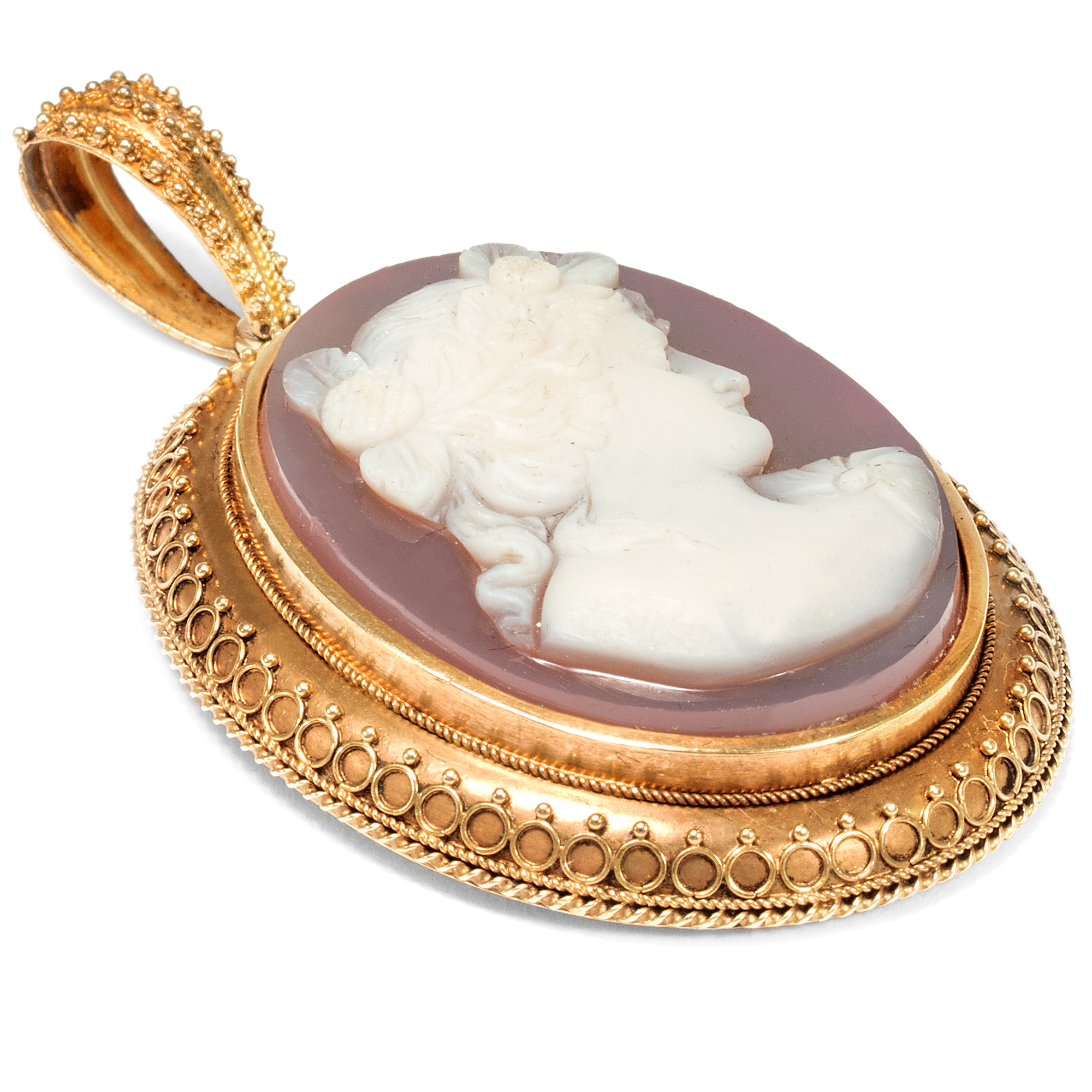 Large medallion pendant with layered agate cameo in gold, ca. 1870