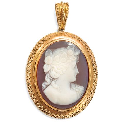Großer Medaillon-Anhänger mit Lagenstein-Gemme in Gold, um 1870 Großer Medaillon-Anhänger mit Lagenstein-Gemme in Gold, um 1870