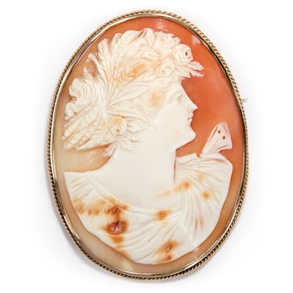 Unusual brooch with large shell cameo set in gold, around 1910 Unusual brooch with large shell cameo set in gold, around 1910