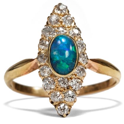Antiker Goldring mit Schwarzopal & Altschliff Diamanten, um 1900 Antiker Goldring mit Schwarzopal & Altschliff Diamanten, um 1900