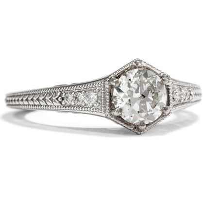 Moderner Weißgoldring mit antikem 0,84 ct Altschliff Solitär, um 1900/2020 Moderner Weißgoldring mit antikem 0,84 ct Altschliff Solitär, um 1900/2020