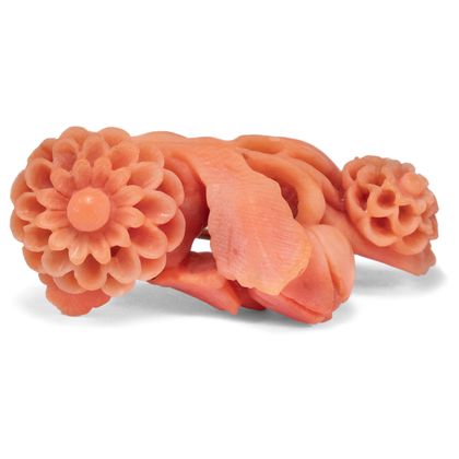 Charmante Brosche aus geschnitzter Koralle, China 1. Hälfte des 20. Jhdts. Charmante Brosche aus geschnitzter Koralle, China 1. Hälfte des 20. Jhdts.