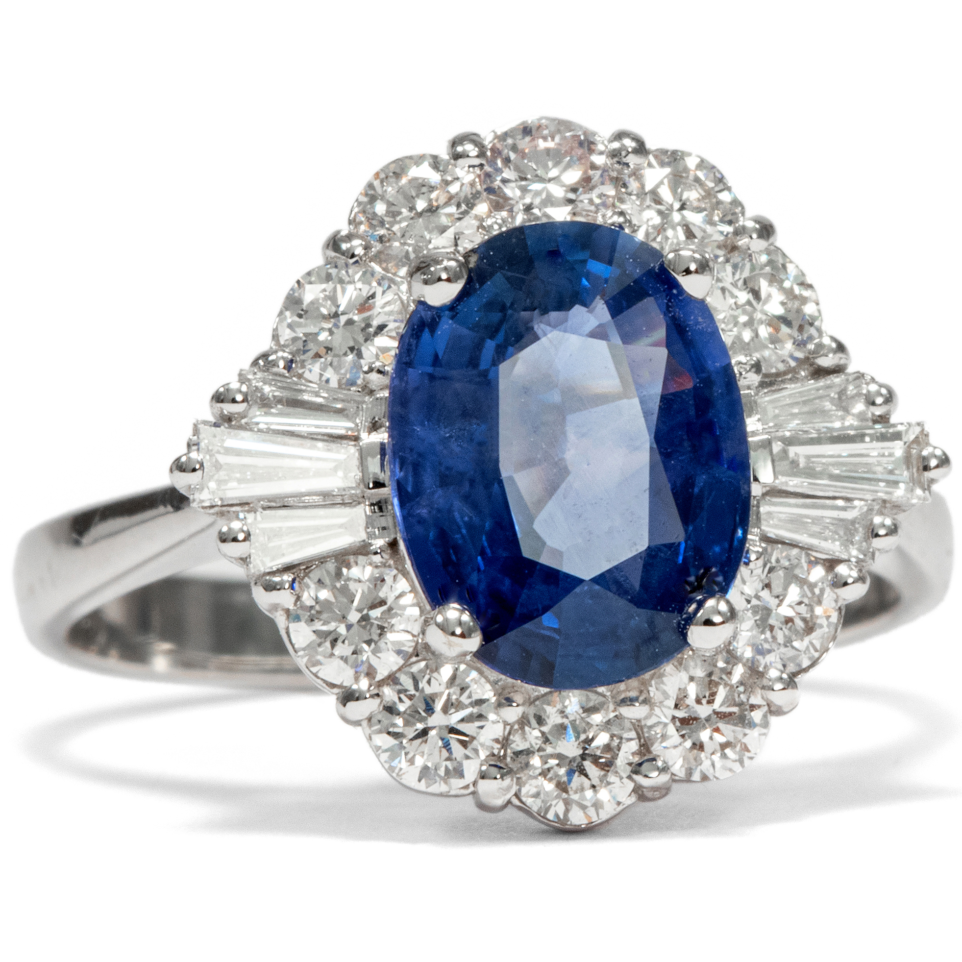 Elegant white gold ring with 2.00 ct sapphire & diamonds, ca. 1970