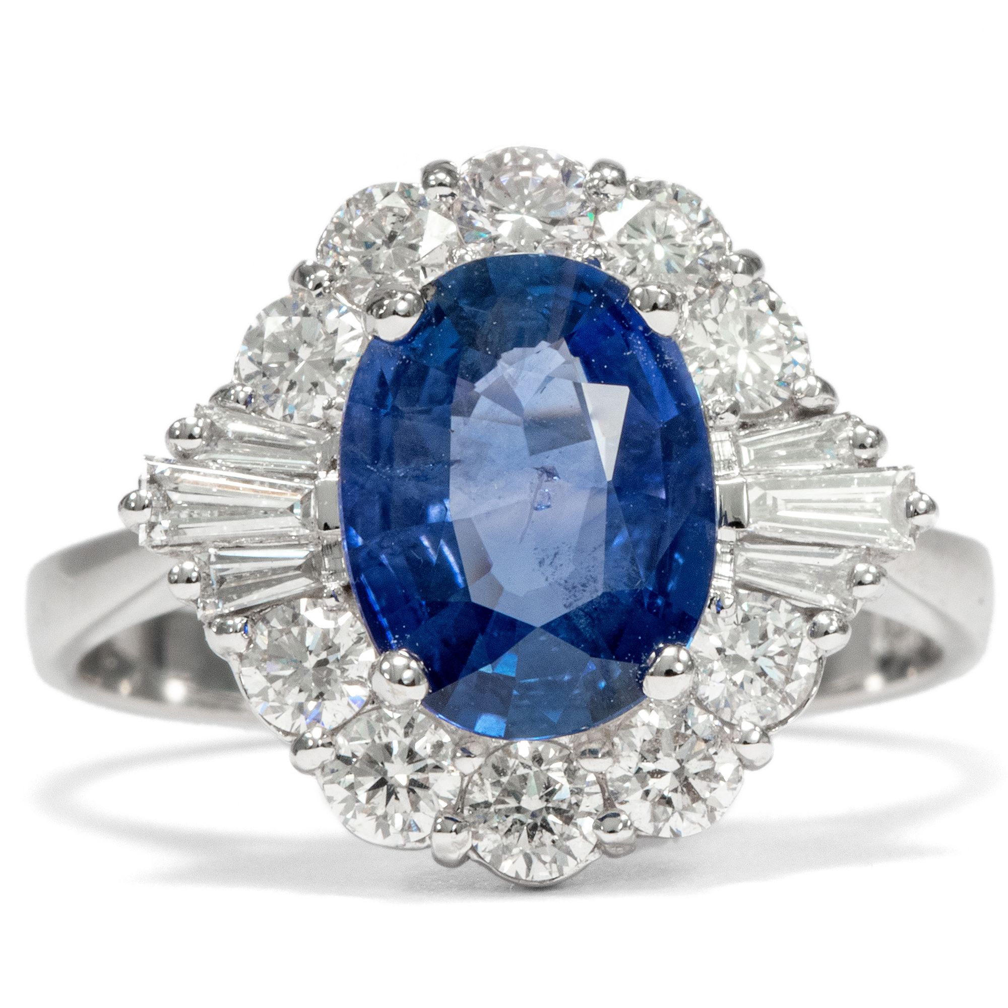 Elegant white gold ring with 2.00 ct sapphire & diamonds, ca. 1970