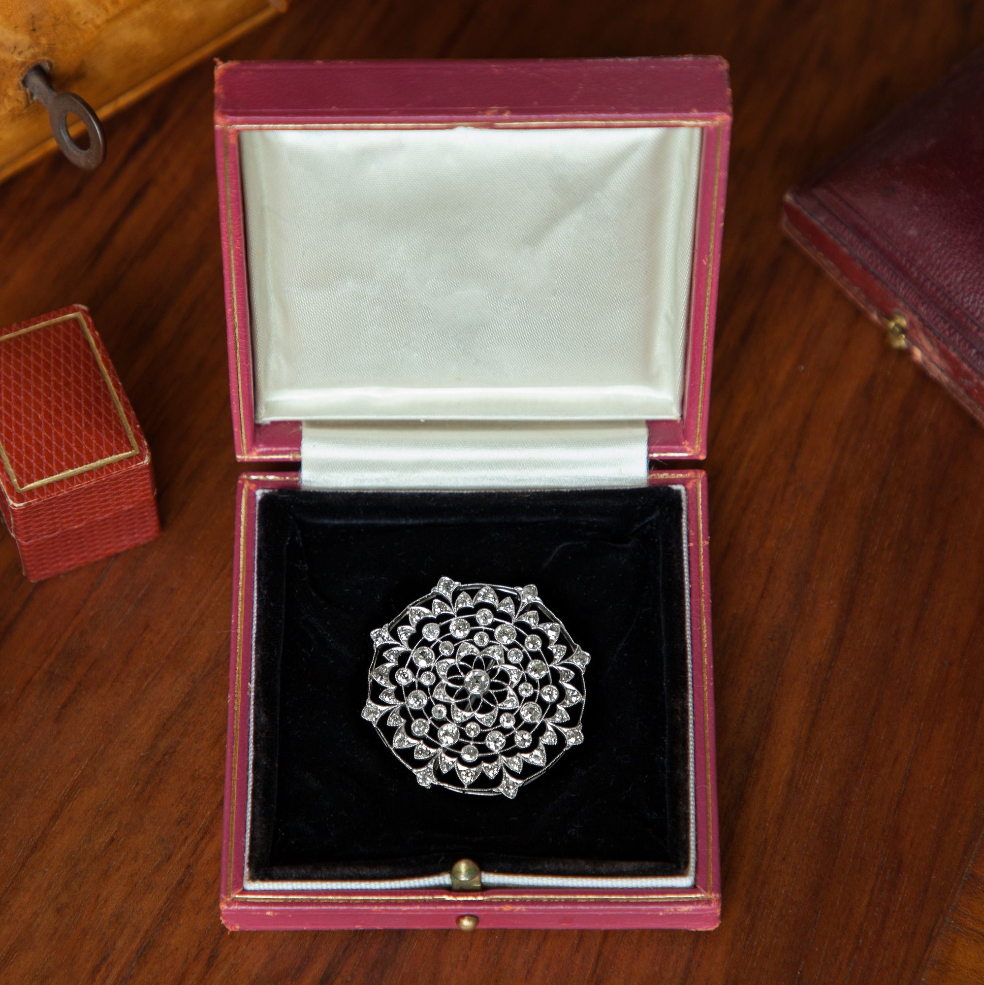 Delicate brooch with old European cut diamonds in platinum, around 1910