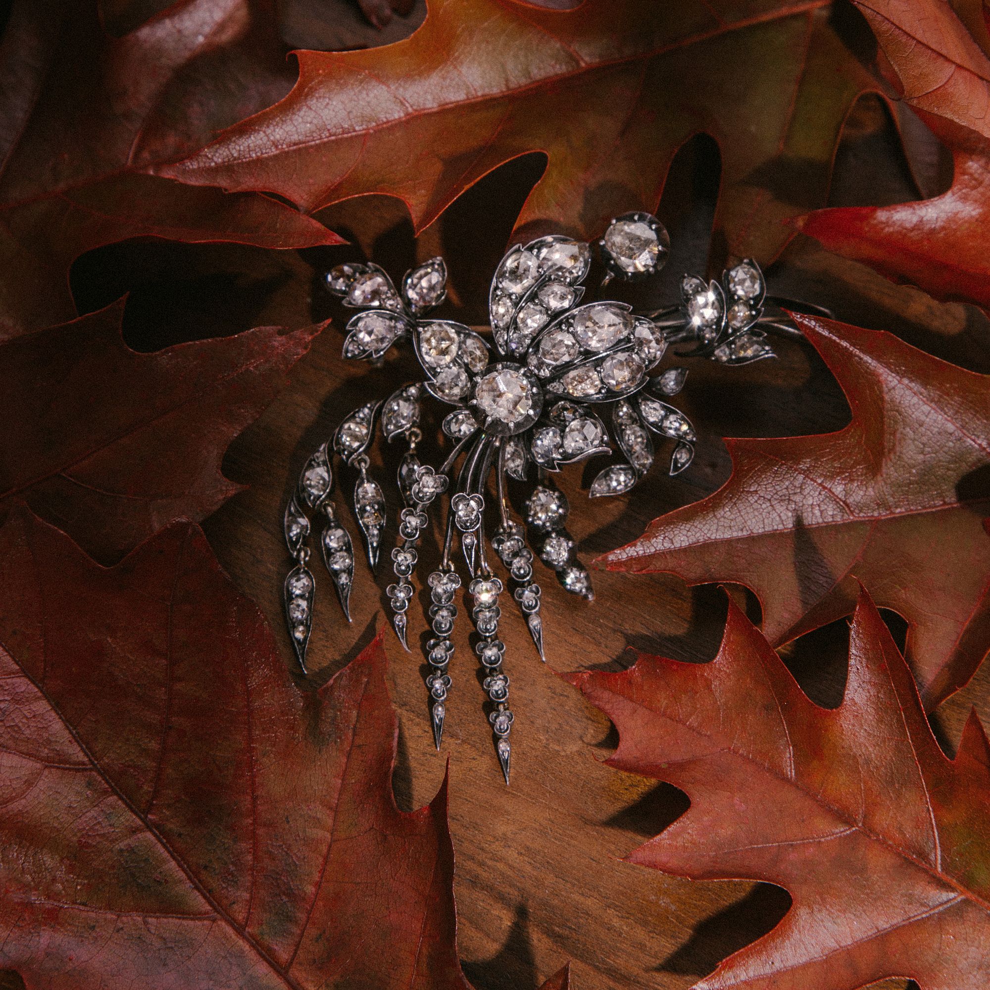 Floral brooch "en pampille" with diamond roses, around 1850