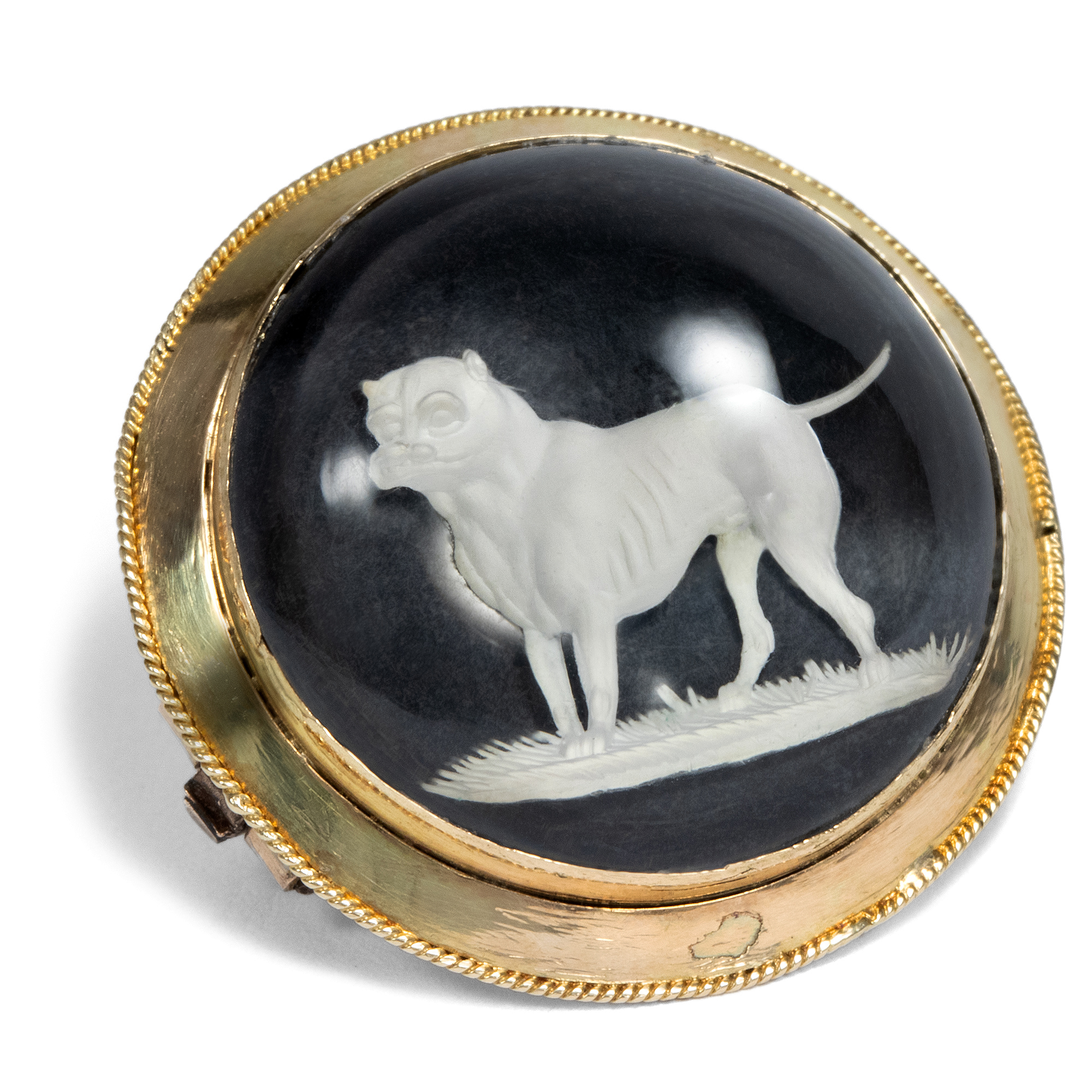 Antike englische Brosche mit „Sulphide“-Gemme einer Bulldogge, um 1820