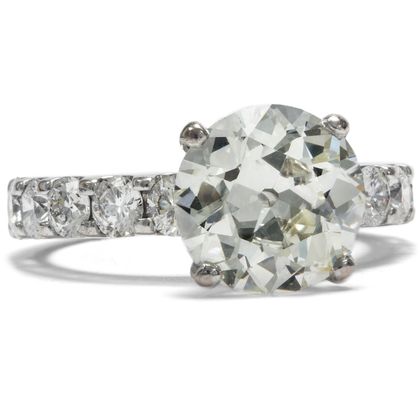 Antiker Dreikaräter im Altschliff in einem Weißgoldring, um 1890/2010 Antiker Dreikaräter im Altschliff in einem Weißgoldring, um 1890/2010