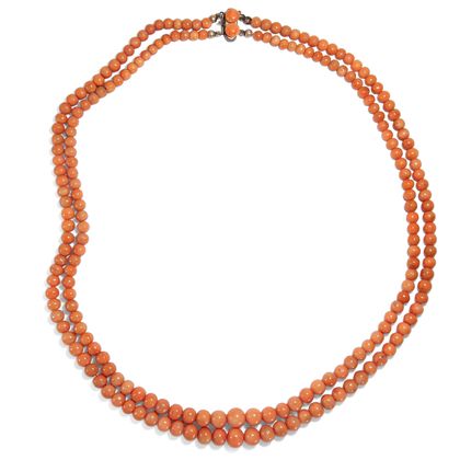 Antikes, zweireihiges Collier aus italienischer Mittelmeerkoralle, um 1900 Antikes, zweireihiges Collier aus italienischer Mittelmeerkoralle, um 1900