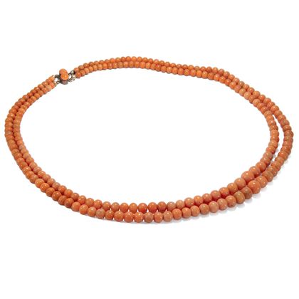 Antikes, zweireihiges Collier aus italienischer Mittelmeerkoralle, um 1900 Antikes, zweireihiges Collier aus italienischer Mittelmeerkoralle, um 1900