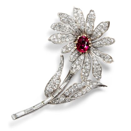 Vintage Blütenbrosche mit 4,05 ct Diamanten und natürlichem Rubin, um 1965 Vintage Blütenbrosche mit 4,05 ct Diamanten und natürlichem Rubin, um 1965