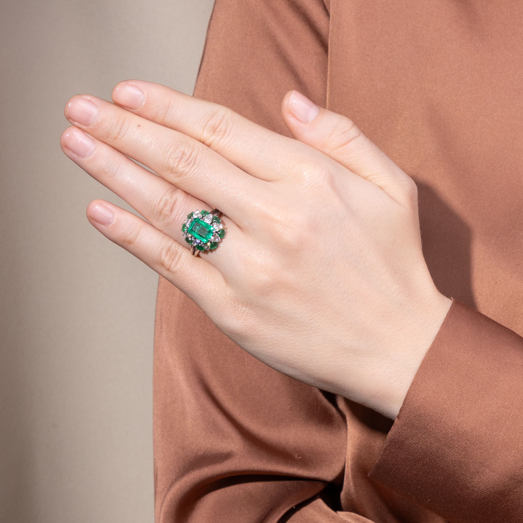 Vintage Ring mit kolumbianischem Smaragd & Diamanten in Platin, um 1975 Vintage Ring mit kolumbianischem Smaragd & Diamanten in Platin, um 1975