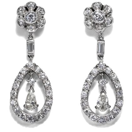 Vintage Ohrringe mit reichem Diamantbesatz in Platin, um 2010 Vintage Ohrringe mit reichem Diamantbesatz in Platin, um 2010
