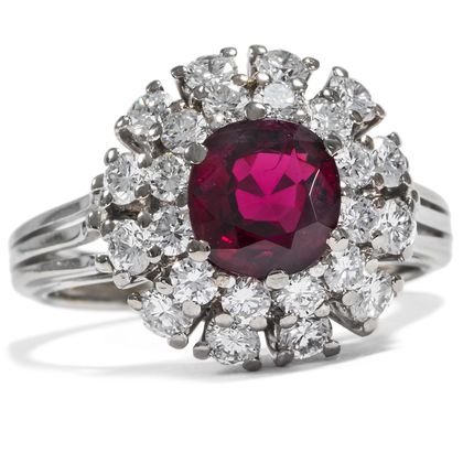 Eleganter vintage Weißgold-Ring mit natürlichem Rubin & Diamanten, um 1970 Eleganter vintage Weißgold-Ring mit natürlichem Rubin & Diamanten, um 1970