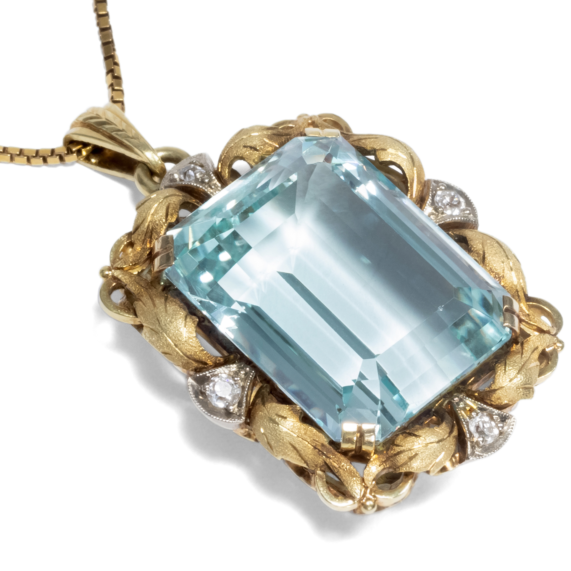 Elegant Pendant With Aquamarine and Diamonds in Gold, ca. 1940