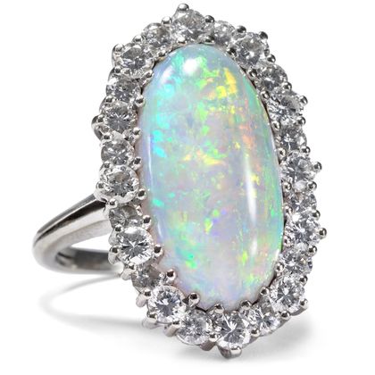 Eleganter Cocktailring mit großem Opal & Brillanten in Weißgold, um 1970 Eleganter Cocktailring mit großem Opal & Brillanten in Weißgold, um 1970