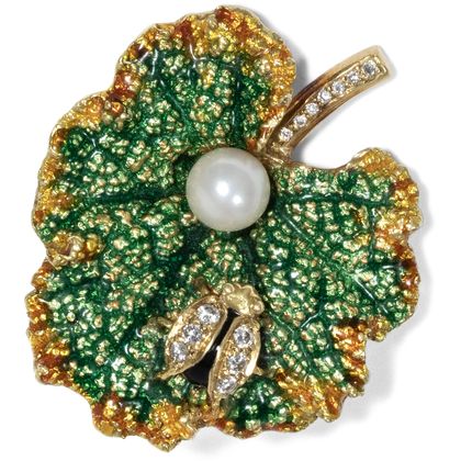 Witzige Blatt-Brosche aus Gold mit Diamanten, Perle & Email, um 1980 Witzige Blatt-Brosche aus Gold mit Diamanten, Perle & Email, um 1980