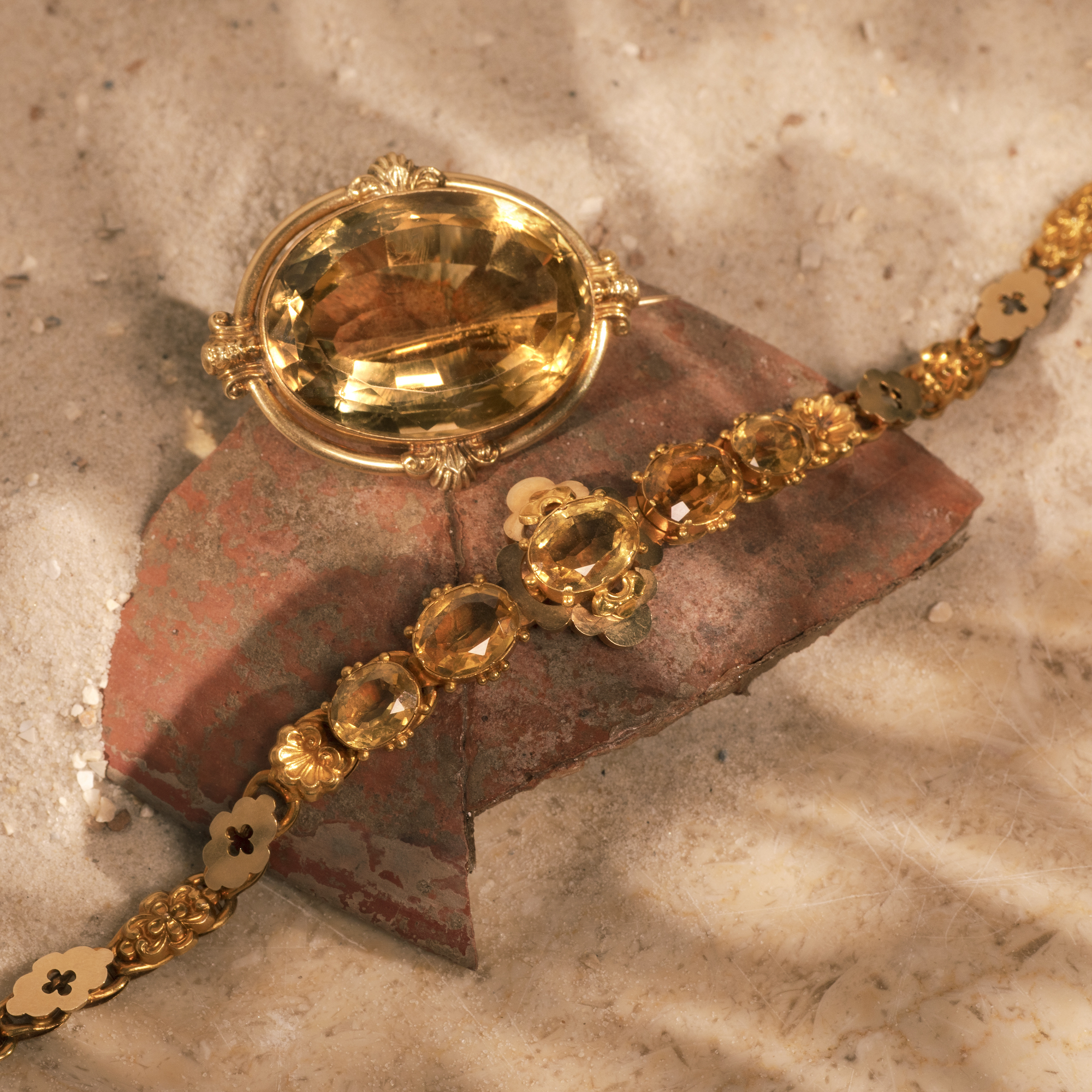 Antique Victorian bracelet with citrines in gold, around 1840