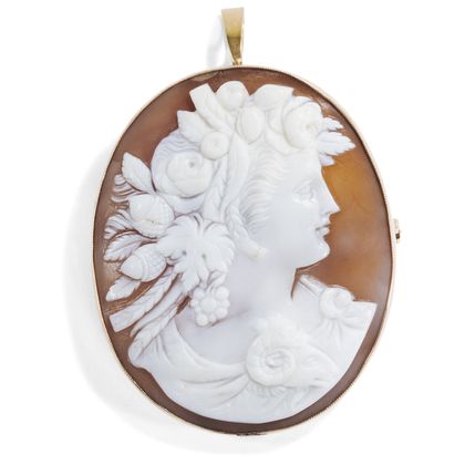 Große Anhänger-Brosche mit der Muschelgemme einer Bacchantin, um 1870 Große Anhänger-Brosche mit der Muschelgemme einer Bacchantin, um 1870