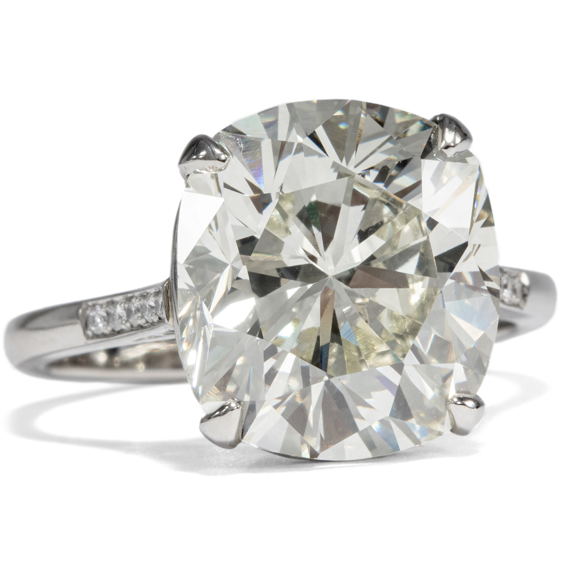 Diamantenes Kissen • Vintage 8,64 ct Diamant in einem modernen Platin Ring,  um 1960/2021 • Hofer Antikschmuck