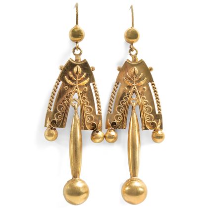 Große Ohrringe aus Gold, Umbau aus einer antiken Brosche, um 1912 und später Große Ohrringe aus Gold, Umbau aus einer antiken Brosche, um 1912 und später