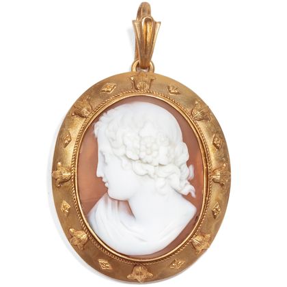 Bezaubernde Muschelgemme Göttin Flora als Anhänger, um 1875 Bezaubernde Muschelgemme Göttin Flora als Anhänger, um 1875