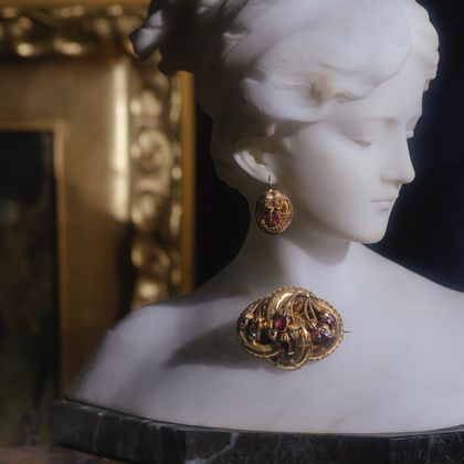 Viktorianische Demi-Parure mit Almandin-Granat & Chrysoberyll, um 1855 Viktorianische Demi-Parure mit Almandin-Granat & Chrysoberyll, um 1855