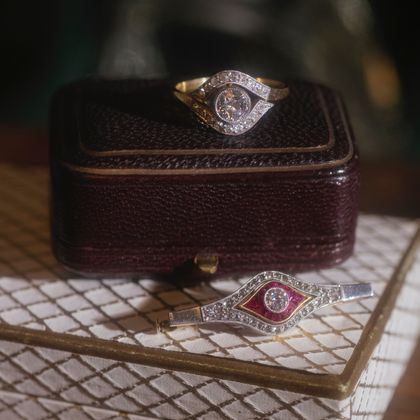 Zierliche Brosche mit Diamanten & kalibrierten Rubinen, um 1910 Zierliche Brosche mit Diamanten & kalibrierten Rubinen, um 1910