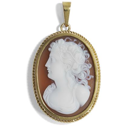 Fine Layered Agate Cameo of the Fides in Gold as Pendant, Around 1890 Fine Layered Agate Cameo of the Fides in Gold as Pendant, Around 1890