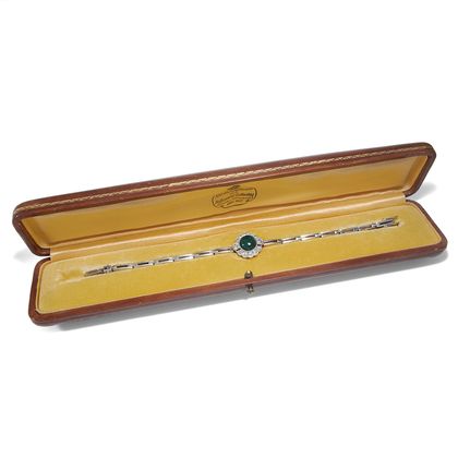 Zeitloses Armband mit Smaragd-Cabochon & Diamanten, um 1930 Zeitloses Armband mit Smaragd-Cabochon & Diamanten, um 1930