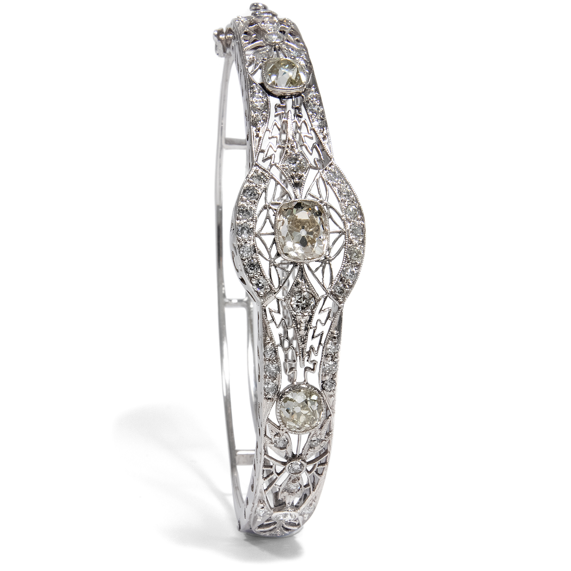 Splendid bangle with about 3.79 ct old-cut diamonds in white gold, USA ca. 1920