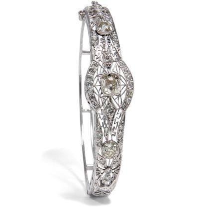 Prachtvoller Armreif mit etwa 3,79 ct Altschliff-Diamanten in Weißgold, USA um 1920 Prachtvoller Armreif mit etwa 3,79 ct Altschliff-Diamanten in Weißgold, USA um 1920