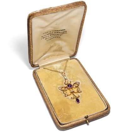 Verspielter Anhänger mit Amethysten & Naturperlen in Gold, London um 1905 Verspielter Anhänger mit Amethysten & Naturperlen in Gold, London um 1905