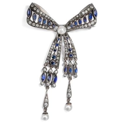 Elegante Schleifen-Brosche mit saphirblauen & weißen Glaspasten, um 1920 Elegante Schleifen-Brosche mit saphirblauen & weißen Glaspasten, um 1920