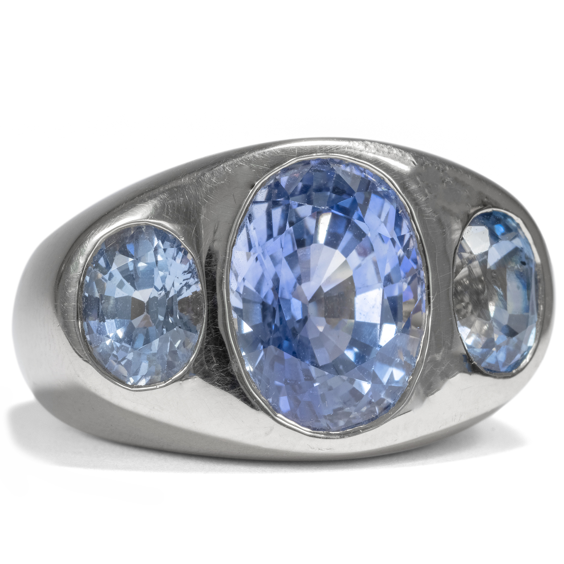 Solid Vintage White Gold Ring With Three Light Blue Sapphires, 14.1ct, Vienna ca. 1985