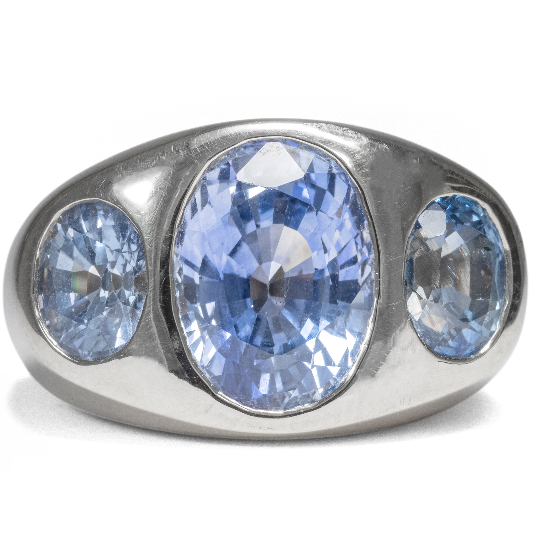 Solid Vintage White Gold Ring With Three Light Blue Sapphires, 14.1ct, Vienna ca. 1985