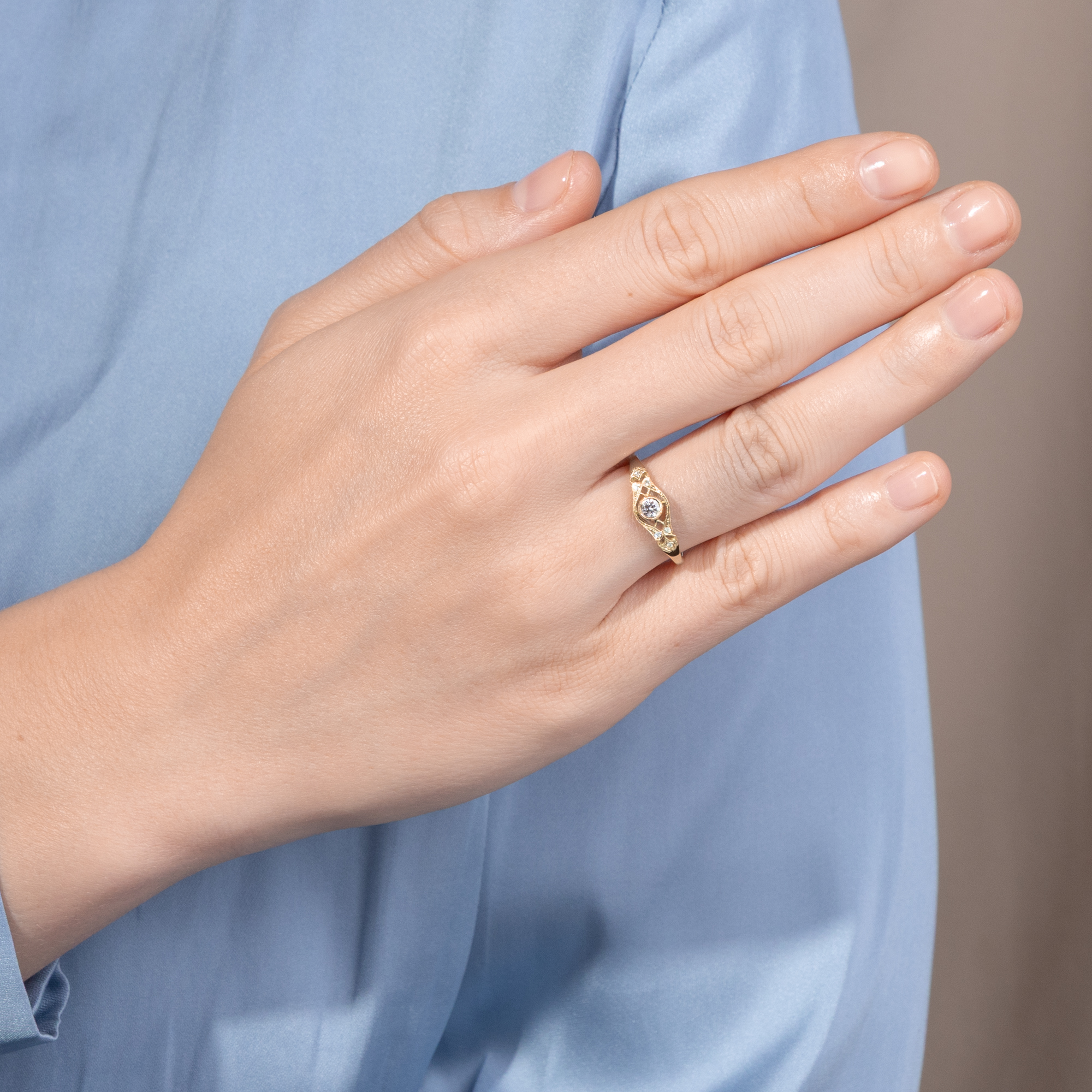 Zarter Gelbgold-Ring mit lupenreinem Diamanten aus unserer Werkstatt Zarter Gelbgold-Ring mit lupenreinem Diamanten aus unserer Werkstatt