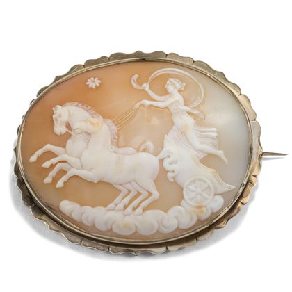 Große Muschelgemme der Eos bzw. Aurora in Goldfassung, um 1875 Große Muschelgemme der Eos bzw. Aurora in Goldfassung, um 1875