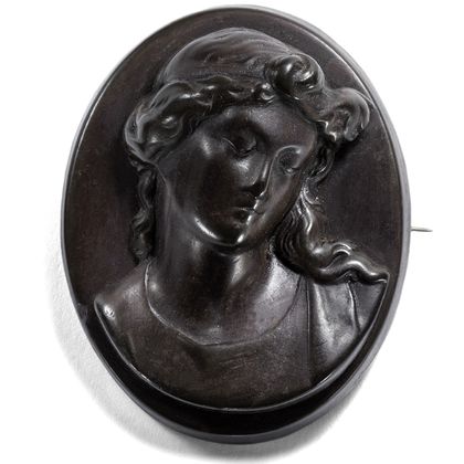 Antike Viktorianische Brosche aus Vulkanit in Art einer Kamee, um 1870 Antike Viktorianische Brosche aus Vulkanit in Art einer Kamee, um 1870
